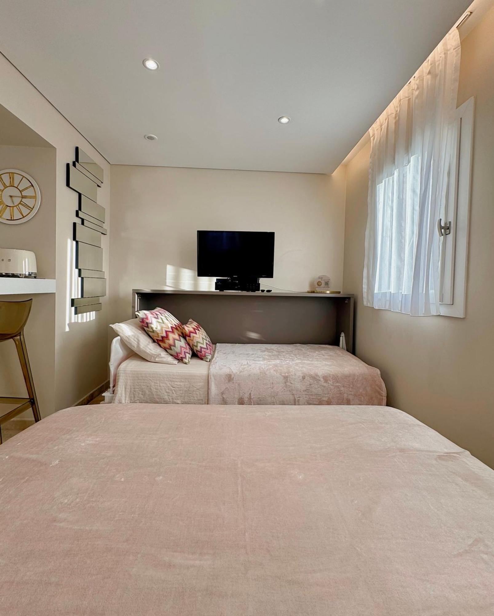Apartment Climatise, Terrasse, Parking Prive, 50m De La Saint-Tropez